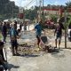 Suasana Masyarakat Gotong Royong Bahu-Membahu Memperbaiki Jalan Yang Rusak. (Dok. Kepala Desa Loa Kulu Kota, Mohamad Rizali)  