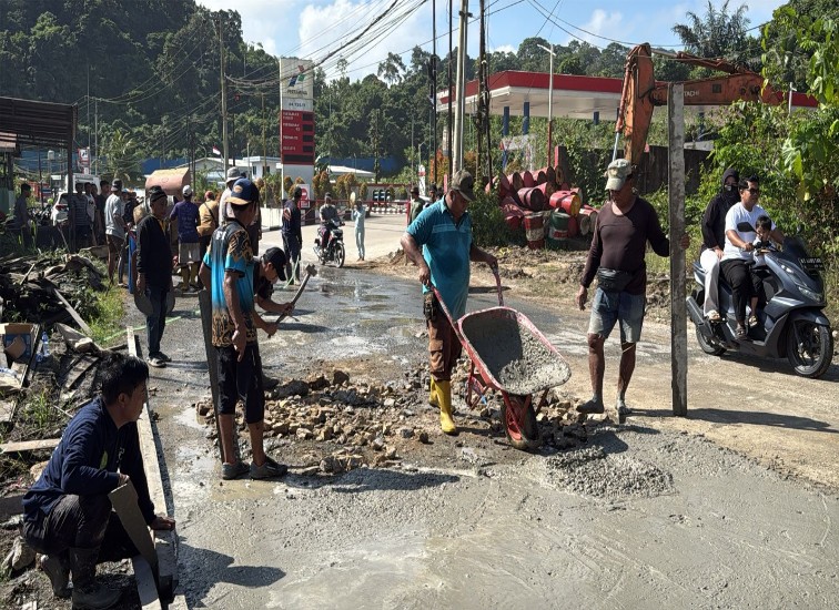 Suasana Masyarakat Gotong Royong Bahu-Membahu Memperbaiki Jalan Yang Rusak. (Dok. Kepala Desa Loa Kulu Kota, Mohamad Rizali)  