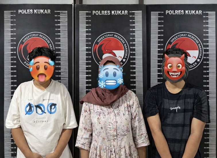 Tiga Tersangka Saat Diamankan Petugas Kepolisian. (Dok.Polres Kukar) 
