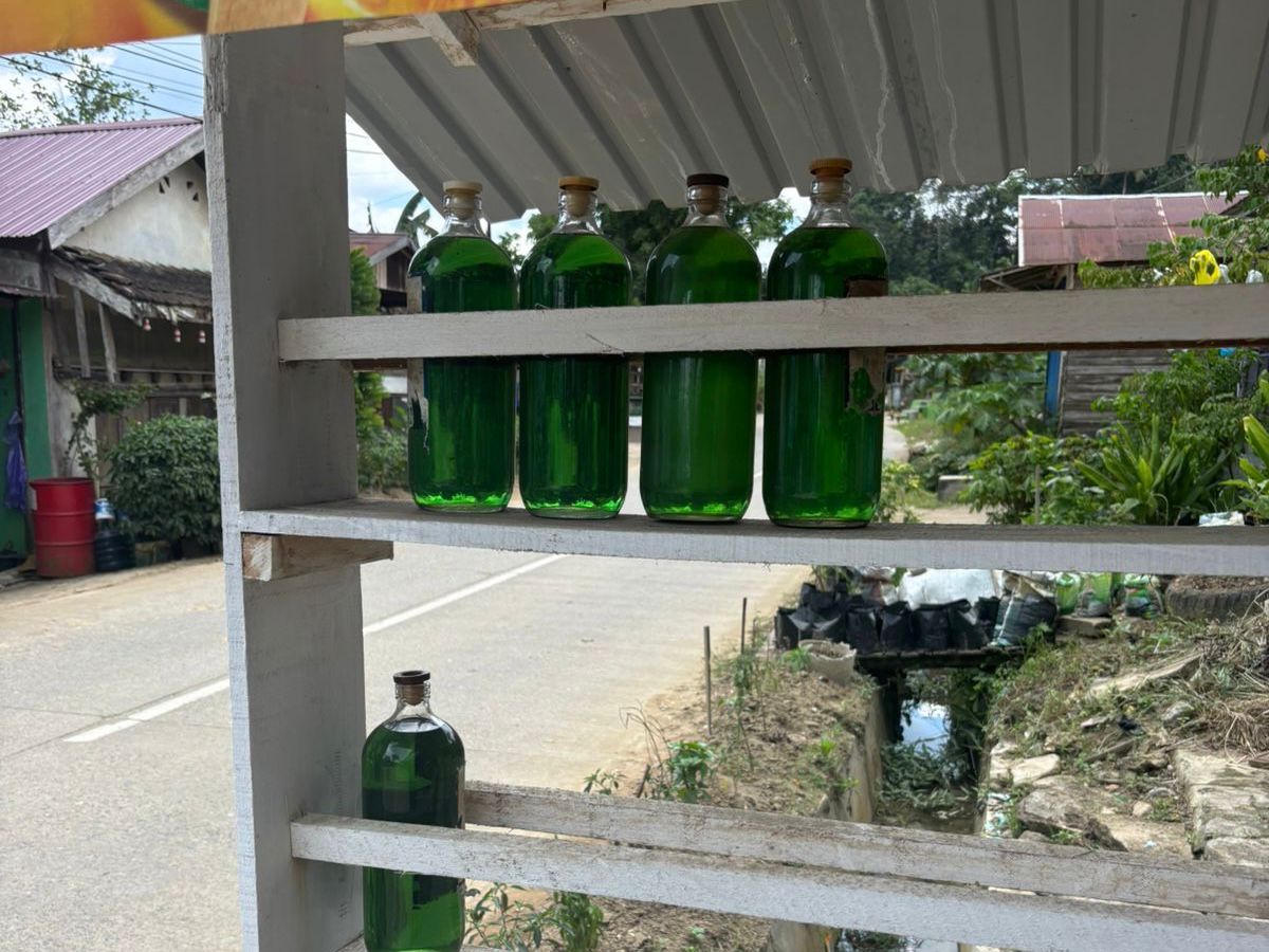 Botol BBM Yang di Jual Eceran. (Irvan/dutakaltimnews.com)