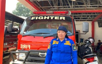 Petugas Pemadam Kebakaran dan Penyelamatan Kukar, Pos Sektor Kecamatan Loa Kulu, Dhiah Ayu Mulyaningrum. (Irvan/dutakaltimnews.com)