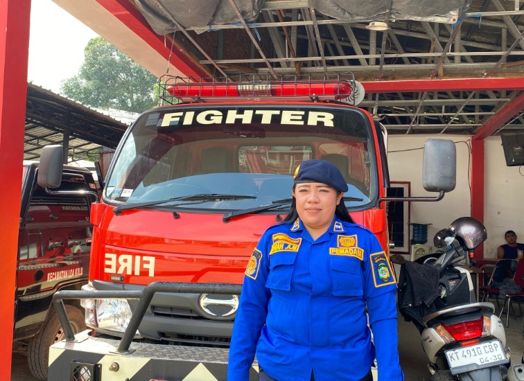 Petugas Pemadam Kebakaran dan Penyelamatan Kukar, Pos Sektor Kecamatan Loa Kulu, Dhiah Ayu Mulyaningrum. (Irvan/dutakaltimnews.com)