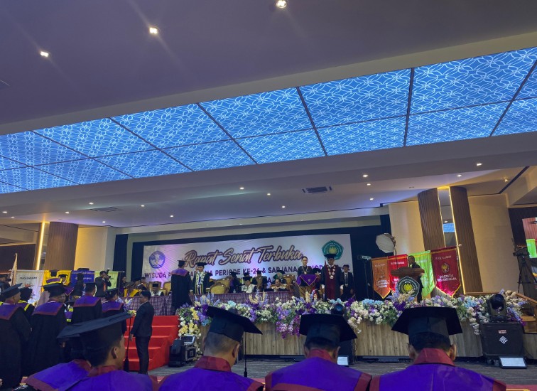 Rapat Senat Terbuka Wisuda Pascasarjana (S2) ke-26 dan Sarjana Periode ke-42 Universitas Kutai Kartanega Tahun Akademik 2025/2026.(Irvan/dutakaltimnews.com)