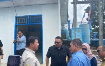 Monitoring Instalasi Pengelolaan Air Bersih Perumda Air Minum Tirta Mahakam di Bekotok.(Irvan/dutakaltimnews.com)