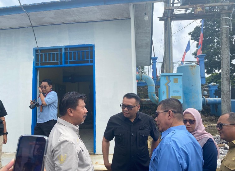 Monitoring Instalasi Pengelolaan Air Bersih Perumda Air Minum Tirta Mahakam di Bekotok.(Irvan/dutakaltimnews.com)