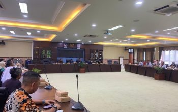 Rapat Dengar Pendapat (RDP) Komisi IV DPRD Kukar bersama pihak terkait, membahas insentif Guru Honorer selama empat bulan terakhir.(Irvan/dutakaltimnews.com)