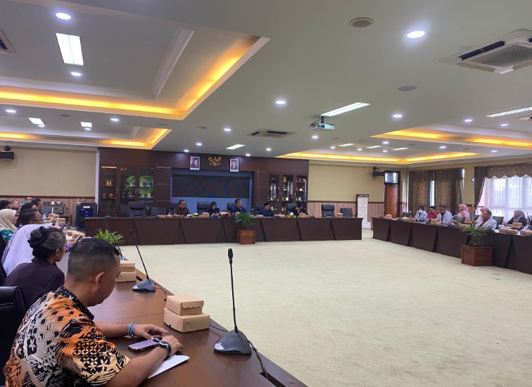 Rapat Dengar Pendapat (RDP) Komisi IV DPRD Kukar bersama pihak terkait, membahas insentif Guru Honorer selama empat bulan terakhir.(Irvan/dutakaltimnews.com)