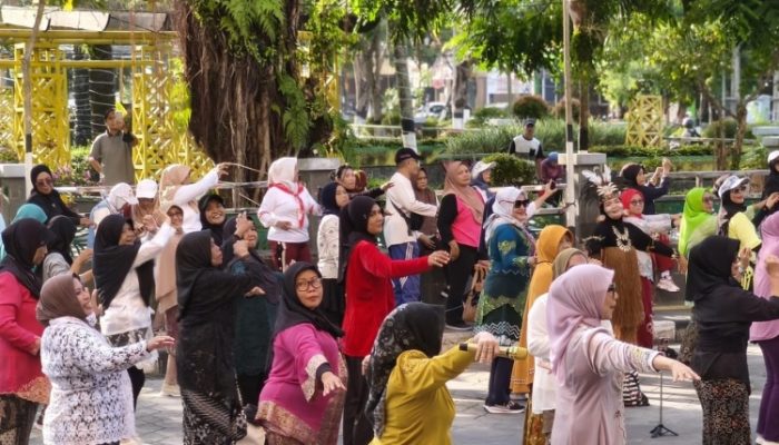 Perempuan Berkebaya Gaungkan Hidup Sehat dan Pelestarian Budaya