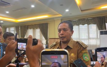 Camat Samboja Barat, Burhanuddin.(Irvan/dutakaltimnews.com