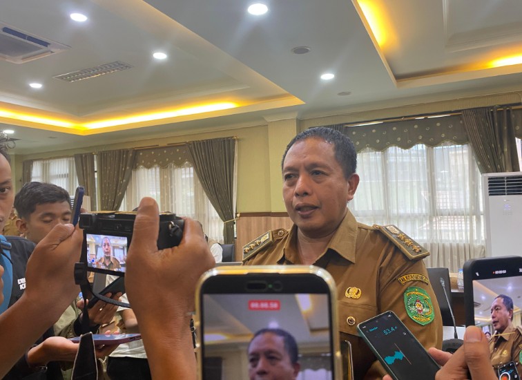 Camat Samboja Barat, Burhanuddin.(Irvan/dutakaltimnews.com