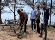 PWI Kukar dan Desa Kersik Hijaukan Pantai Biru, Perkuat Benteng Pesisir dari Abrasi