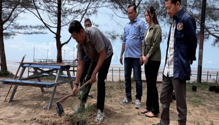 PWI Kukar dan Desa Kersik Hijaukan Pantai Biru, Perkuat Benteng Pesisir dari Abrasi