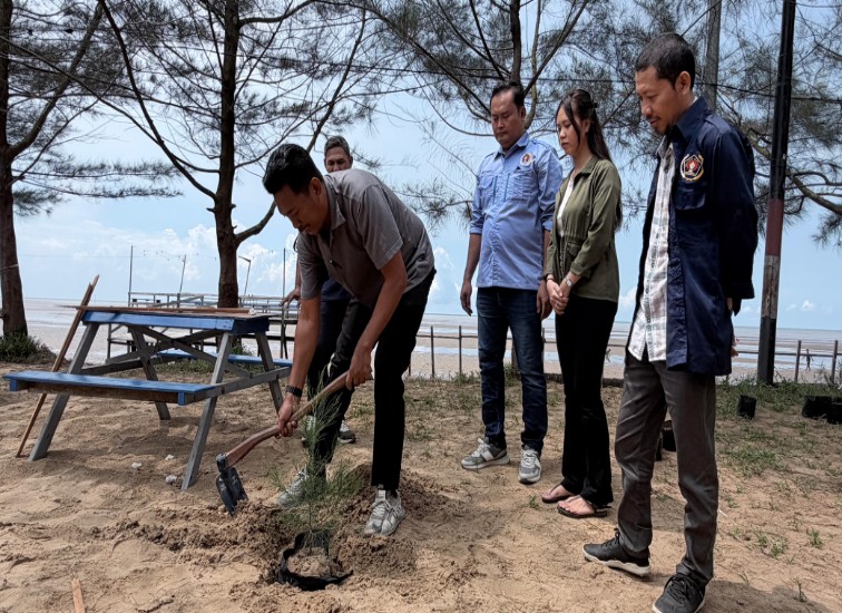 Kegiatan penanaman pohon cemara PWI Kukar Bersama Pemerintah Desa Kersik di Pantai Biru (and/dutakaltimnews.com)