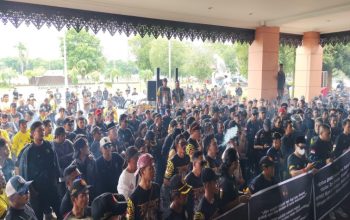 Ratusan Massa Kepung DPRD Kukar, Desak Ketua DPRD Kukar, Ahmad Yani Mundu