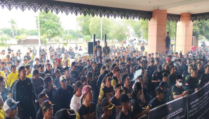 Ratusan Massa Kepung DPRD Kukar, Desak Ketua DPRD Kukar, Ahmad Yani Mundu