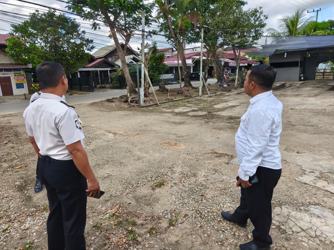 Kepala Lapas Kelas IIA Tenggarong, I Wayan Nurasta Wibawa Saat meninjau lokasi pengembangan SAE. (Dok. Humas Lapas Kelas IIA Tenggarong)