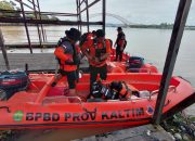 Tim SAR gabungan dan relawan melakukan persiapan pencarian di lokasi diduga tenggelamnya Johan Syah di kawasan Sungai Mahakam, Desa Loa Kulu Kota.(Dok. BPBD Kukar