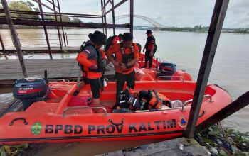 Tim SAR gabungan dan relawan melakukan persiapan pencarian di lokasi diduga tenggelamnya Johan Syah di kawasan Sungai Mahakam, Desa Loa Kulu Kota.(Dok. BPBD Kukar