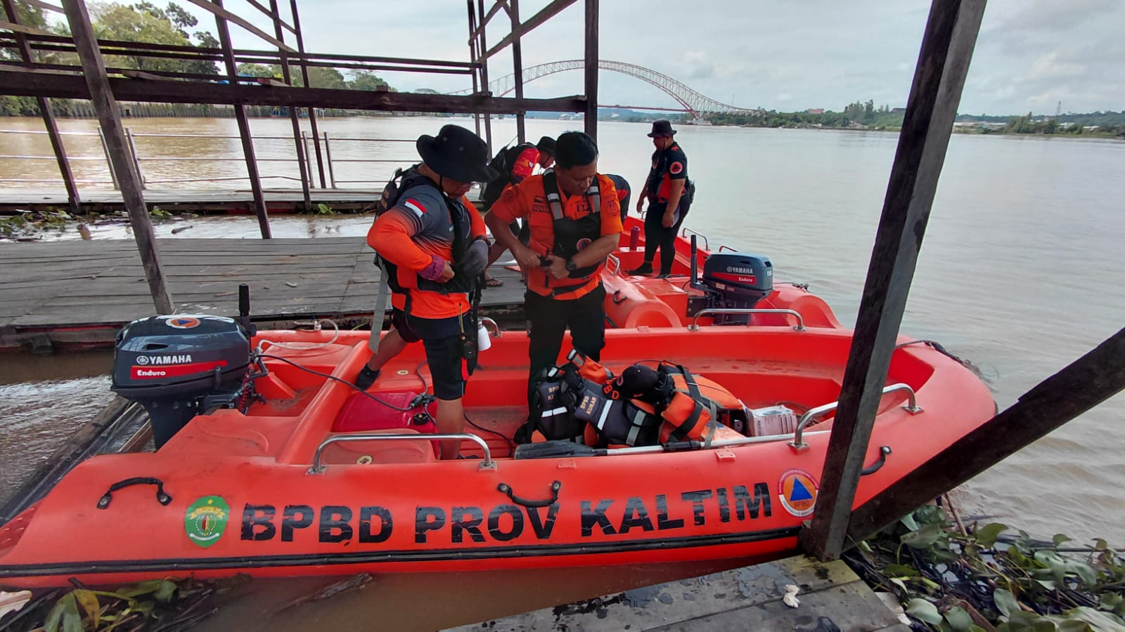 Tim SAR gabungan dan relawan melakukan persiapan pencarian di lokasi diduga tenggelamnya Johan Syah di kawasan Sungai Mahakam, Desa Loa Kulu Kota.(Dok. BPBD Kukar