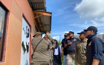 Pembongkaran Bangunan Oleh Petugas Satpol PP. (Irvan/dutakaltimnews.com)