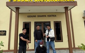 Pelaku Saat di Amankan Petugas Kepolisian. (Dok. Polres Kukar)