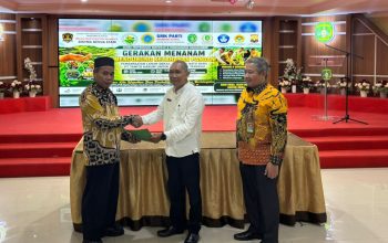 Lahan Bekas Tambang di Kukar Disulap Jadi Kawasan Pertanian Modern untuk Pelajar 4 Penerimaan Sertifikat Penghargaan atas Kontribusi dalam Mendukung Kegiatan Pendidikan, Pelatihan Terpadu Pertanian dan TPST. (Irvan/dutakaltimnews.com)