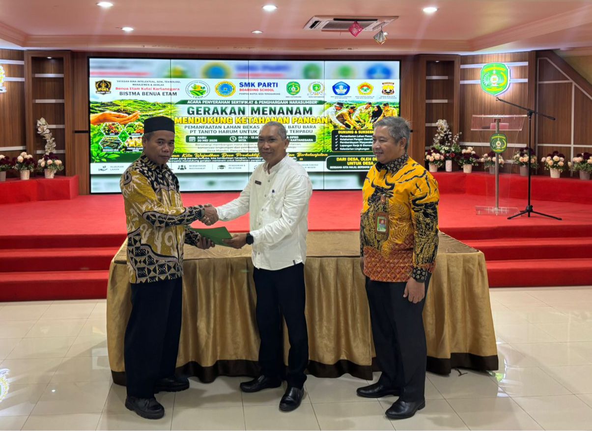 Penerimaan Sertifikat Penghargaan atas Kontribusi dalam Mendukung Kegiatan Pendidikan, Pelatihan Terpadu Pertanian dan TPST. (Irvan/dutakaltimnews.com)