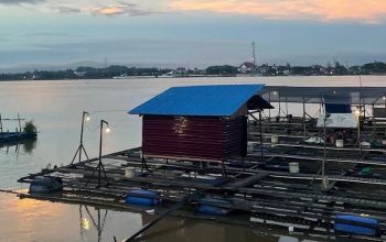 Keramba Ikan Yang Ada di badan sungai Mahakam. (Irvan/dutakaltimnews.com)