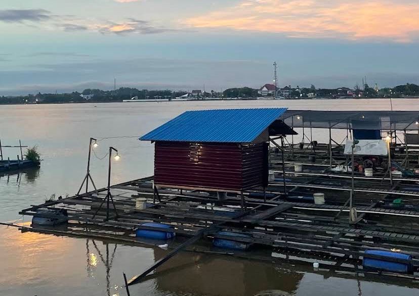 Keramba Ikan Yang Ada di badan sungai Mahakam. (Irvan/dutakaltimnews.com)