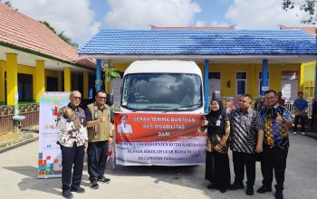 Pemerintah Kukar Memberikan Bantuan Bus Sekolah Kepada sekolah Luar Biasa Negeri (SLBN) Tenggarong. (Irvan/dutakaltimnews.com)