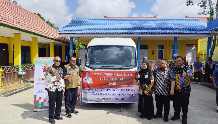 Pemkab Kukar Serahkan Bantuan Bus Sekolah untuk SLBN Tenggarong, Permudah Mobilitas Siswa Disabilitas