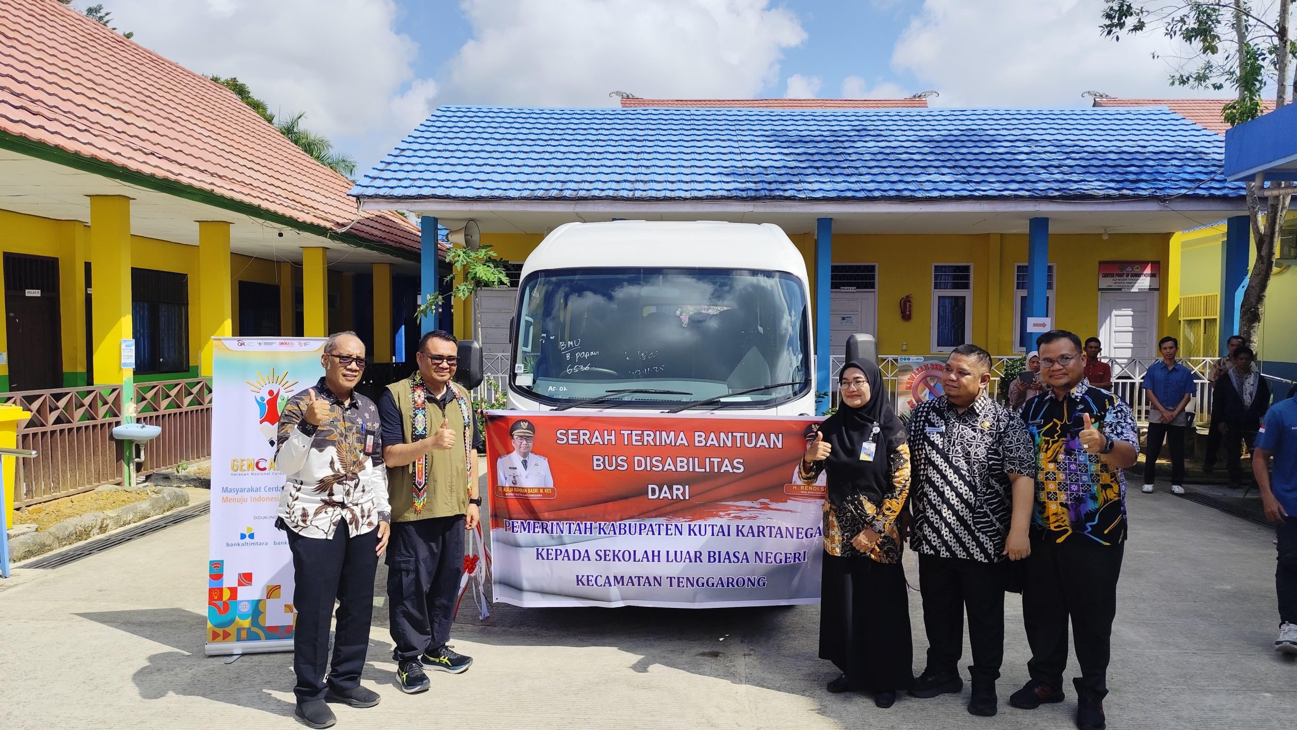 Pemerintah Kukar Memberikan Bantuan Bus Sekolah Kepada sekolah Luar Biasa Negeri (SLBN) Tenggarong. (Irvan/dutakaltimnews.com)