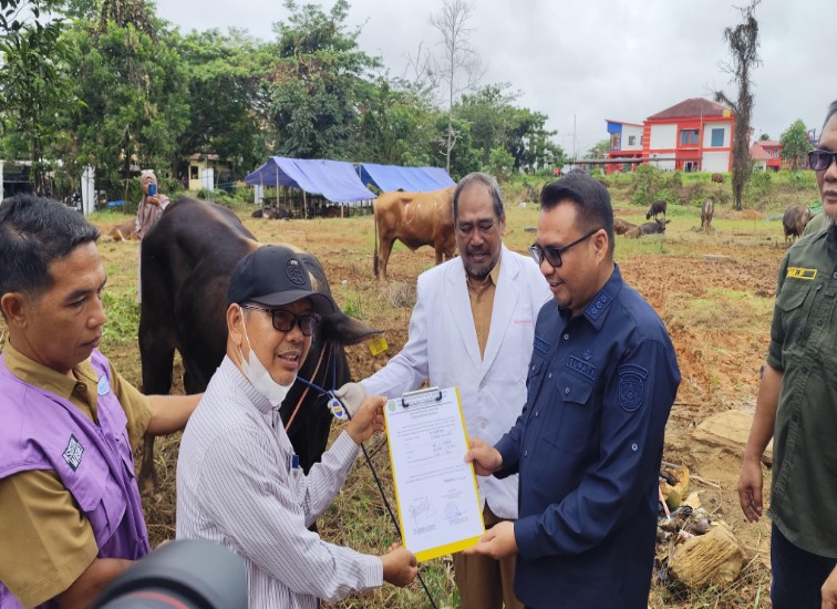 Monitoring Kesehatan Hewan Qurban untuk Masyarakat dalam rangka Hari Raya Idul Adha bertempat di Jalan Lais, Timbau, Tenggarong. (Irvan/dutakaltimnews.com)
