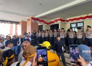 Aliansi Tiga Ormas Melakukan Aksi Demonstrasi di Depan Gedung DPRD Kukar. (Irvan/dutakaltimnews.com)