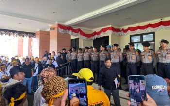 Aliansi Tiga Ormas Melakukan Aksi Demonstrasi di Depan Gedung DPRD Kukar. (Irvan/dutakaltimnews.com)