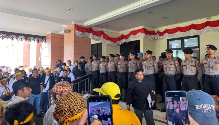 Ratusan Massa Tiga Ormas Daerah Datangi DPC PDIP dan DPRD Kukar, Tuntut Ketua DPRD  Mundur