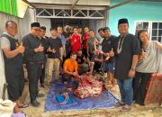 Bupati Kukar, Aulia Rahman Basri Saat Meninjau Pemotongan Sapi di Sekretariat PWI Kukar. (Dok. PWI Kukar)
