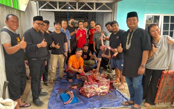 Bupati Kukar, Aulia Rahman Basri Saat Meninjau Pemotongan Sapi di Sekretariat PWI Kukar. (Dok. PWI Kukar)