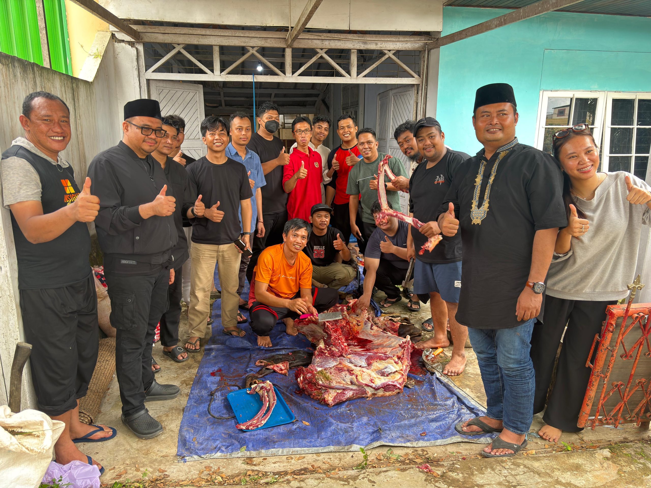 Bupati Kukar, Aulia Rahman Basri Saat Meninjau Pemotongan Sapi di Sekretariat PWI Kukar. (Dok. PWI Kukar)