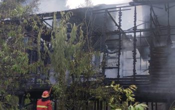 Kebakaran Rumah di Kelurahan Mangkurawang. (Dok. Disdamkarmatan Kukar)