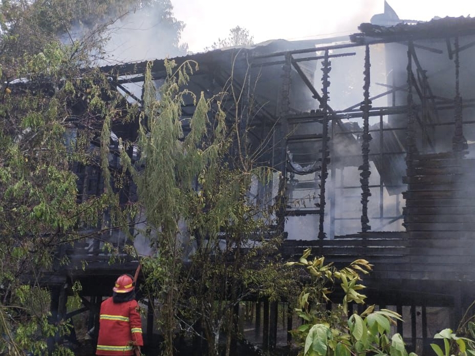 Kebakaran Rumah di Kelurahan Mangkurawang. (Dok. Disdamkarmatan Kukar)