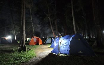 Suasana Pengunjung Camping di Pantai Tanah Merah samboja. (Dok. Pengelola Pantai Tanah Merah, Sugeng Hariyadi)