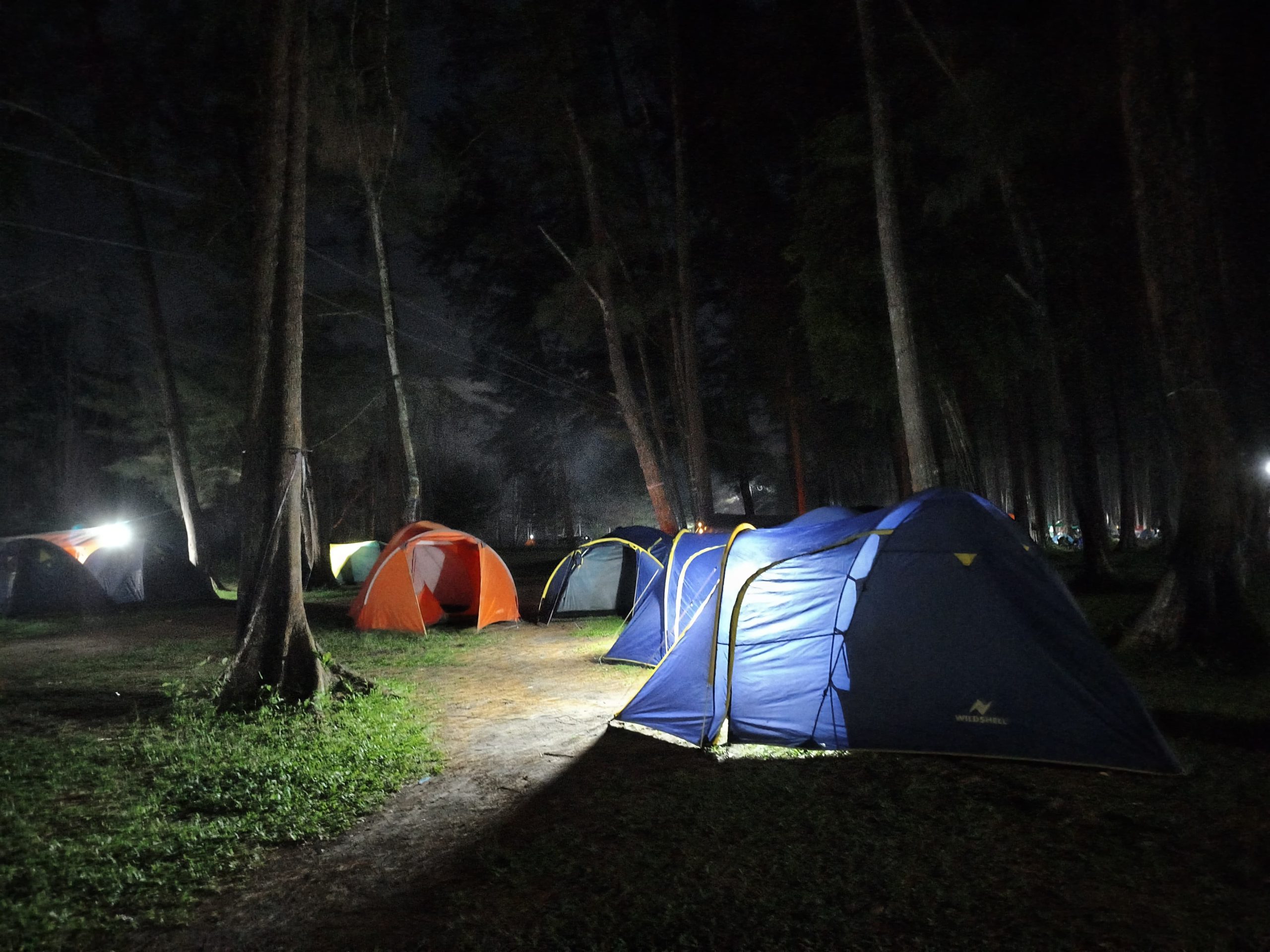 Suasana Pengunjung Camping di Pantai Tanah Merah samboja. (Dok. Pengelola Pantai Tanah Merah, Sugeng Hariyadi)
