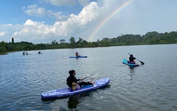 Tak Hanya Kolam Renang, Taman Seri Loa Tuwi Tawarkan Sensasi Paddle Board di Danau