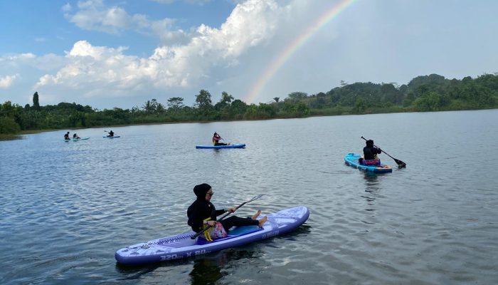Tak Hanya Kolam Renang, Taman Seri Loa Tuwi Tawarkan Sensasi Paddle Board di Danau