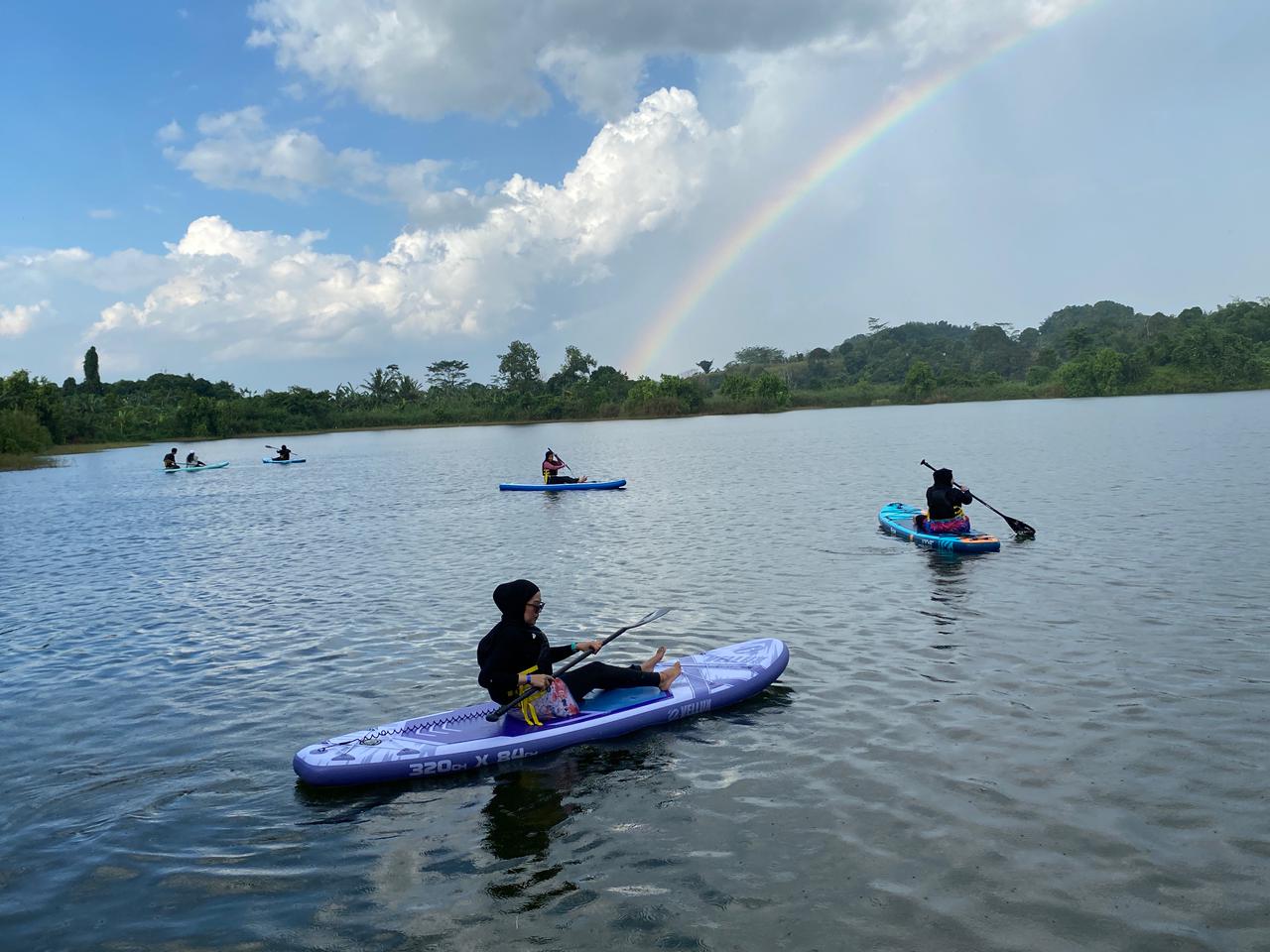Suasana Pengunjung Bermain wahana paddle board di Taman Seri Tenggarong Sebrang. (Irvan/dutakaltimnews.com)