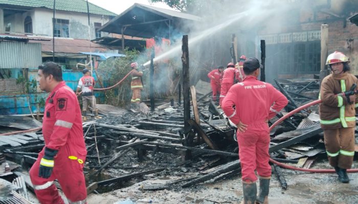 Diduga Kebocoran Gas LPG, Warung di KM 38 Samboja Terbakar, Satu Orang Alami Luka Bakar
