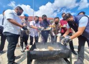 Pemusnahan Barang Bukti 3,3 kilogram ganja di halaman Mapolsek Loa Kulu. (Dok. Polsek Loa Kulu).