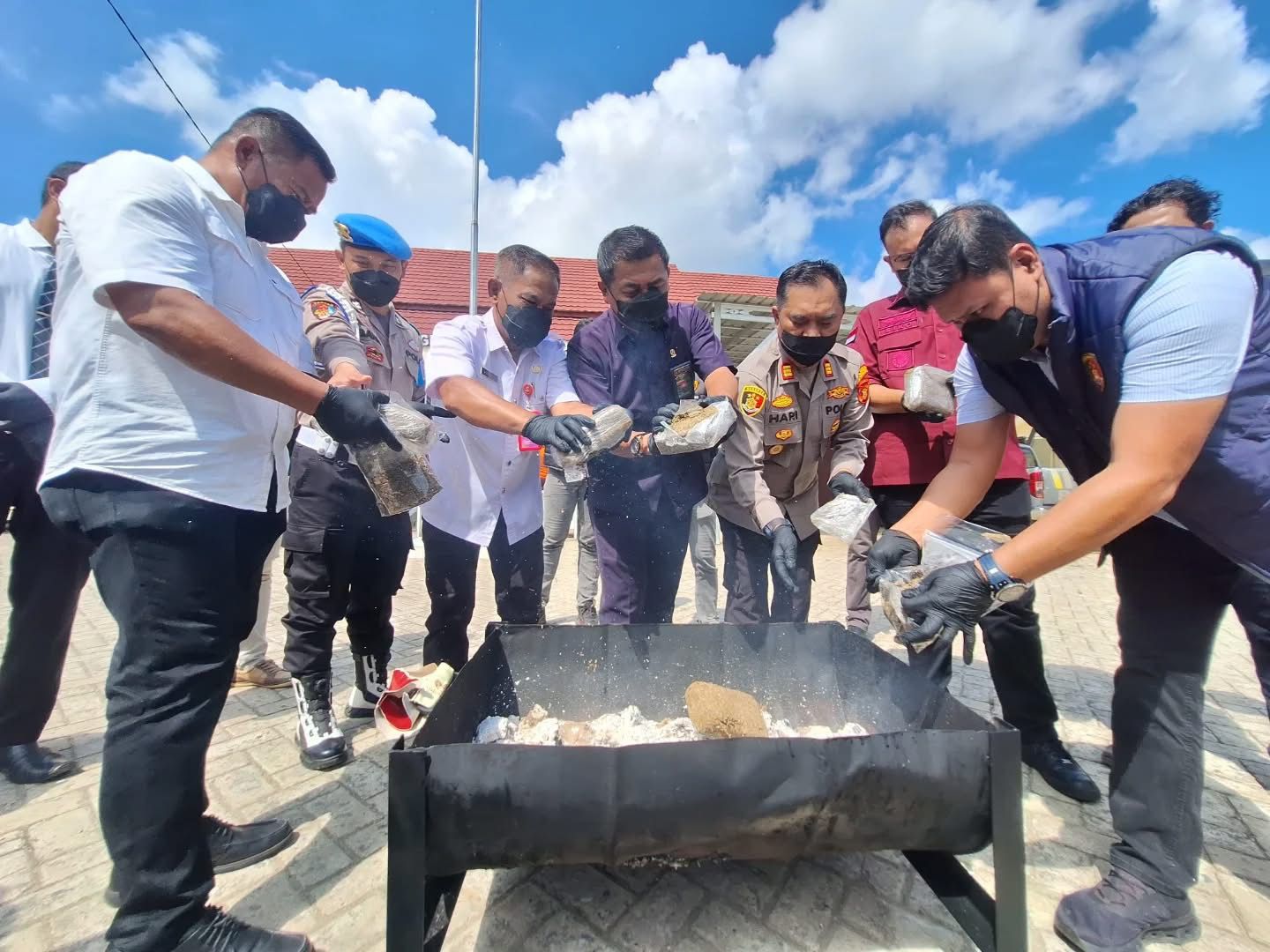 Pemusnahan Barang Bukti 3,3 kilogram ganja di halaman Mapolsek Loa Kulu. (Dok. Polsek Loa Kulu).