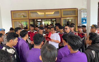 Mahasiswa Unikarta Melakukan Aksi Demonstrasi di Depan Kantor DLHK kukar. (Irvan/dutakaltimnews.com)